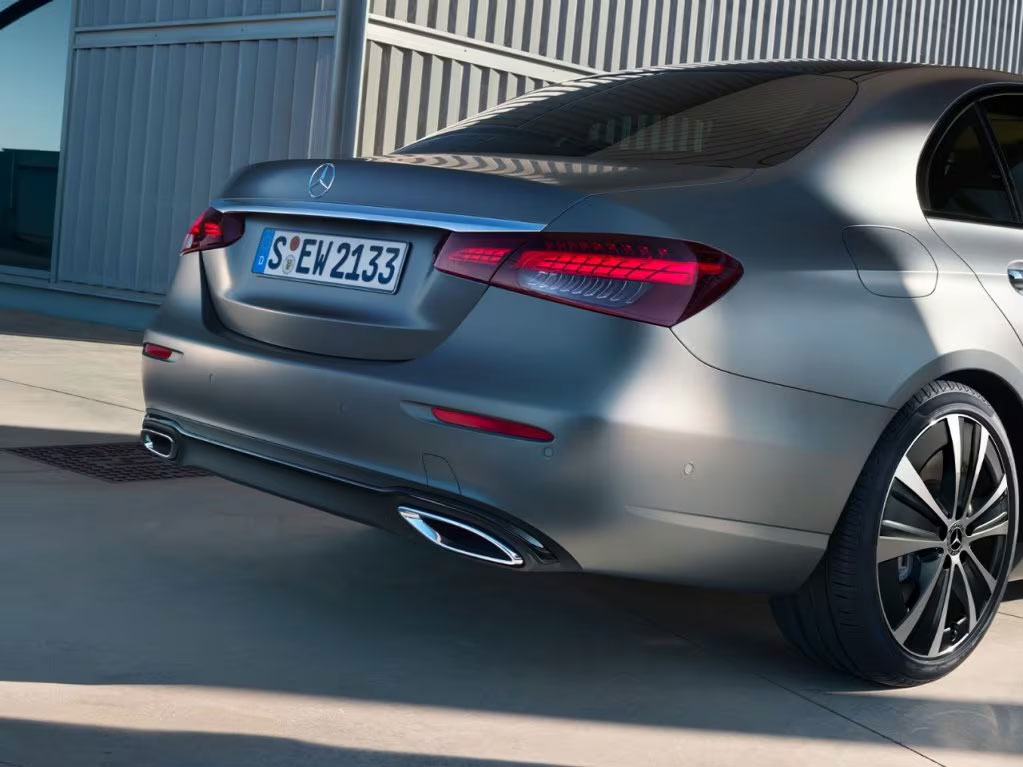 Đuôi xe mạnh mẽ với đèn sau chia đôi