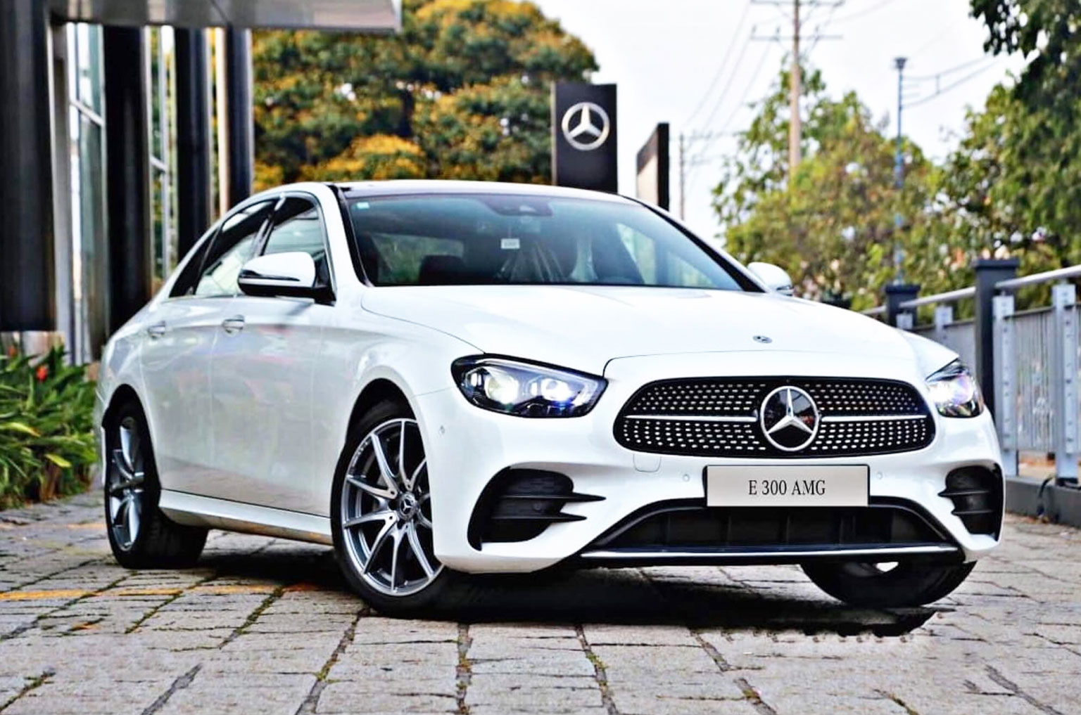 Sở hữu Mercedes-Benz E-Class. Cảm nhận sự khác biệt ngay từ cái nhìn đầu tiên